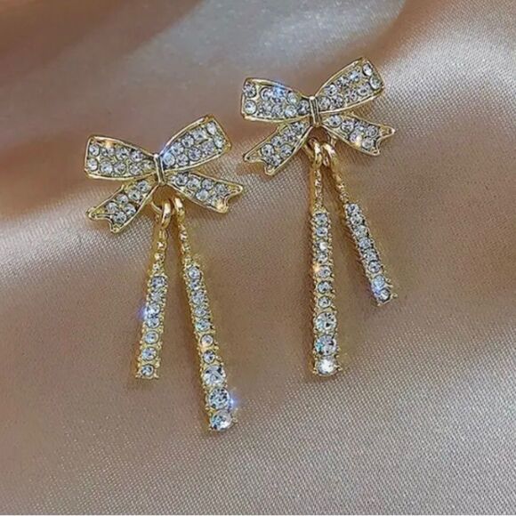 🎀 Betsey Johnson new crystal dangle bow earrings 🎀 - Picture 2 of 7